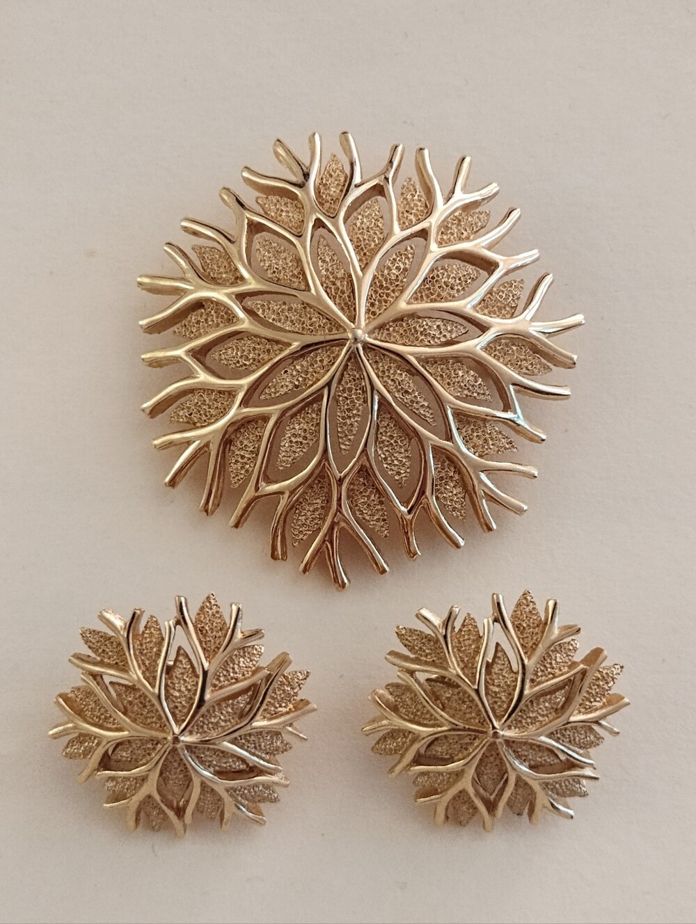 Vintage Crown Trifari Gold Tone Flower Brooch Pin & Clip-On Earrings Set